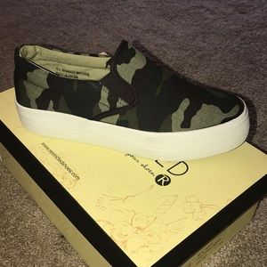 Camo sneaks